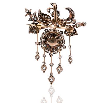 An antique-cut diamond pendant/brooch.