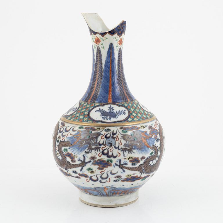 A porcelain vase, China, Qing dynasty, 19th century.