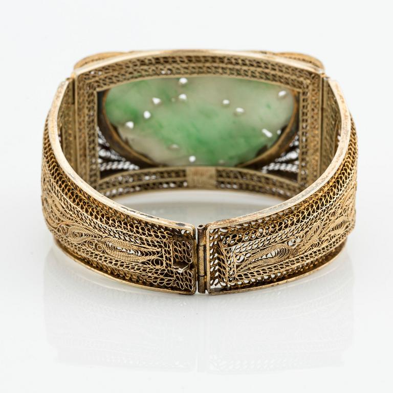 Armband, förgyllt silver med grön-vit sten möjligen nefrit. Sen Qingdynasti.