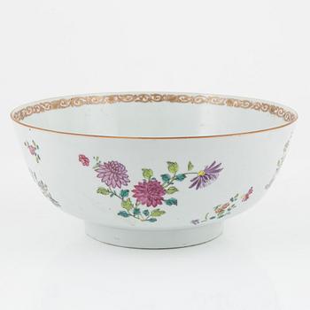 A famille rose punch bowl and two plates, Qing dynasty, Qianlong (1736-95).