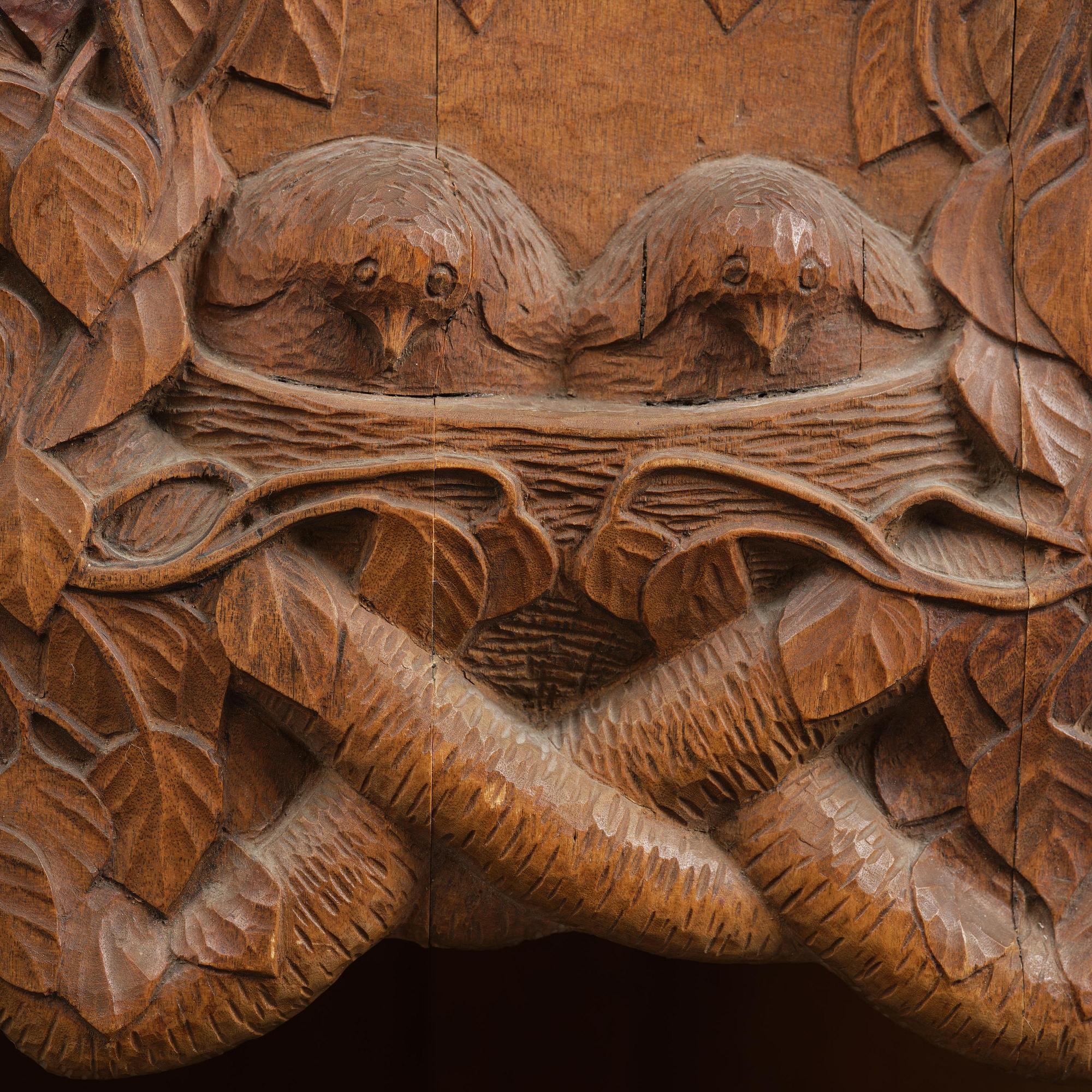 Jugend, hörnskåp, skulpterad björk, Sverige, tidigt 1900-tal.