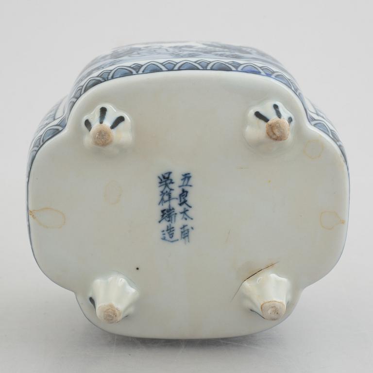 Four pieces of Chinese porcelain, late Qingdynasty, around 1900.