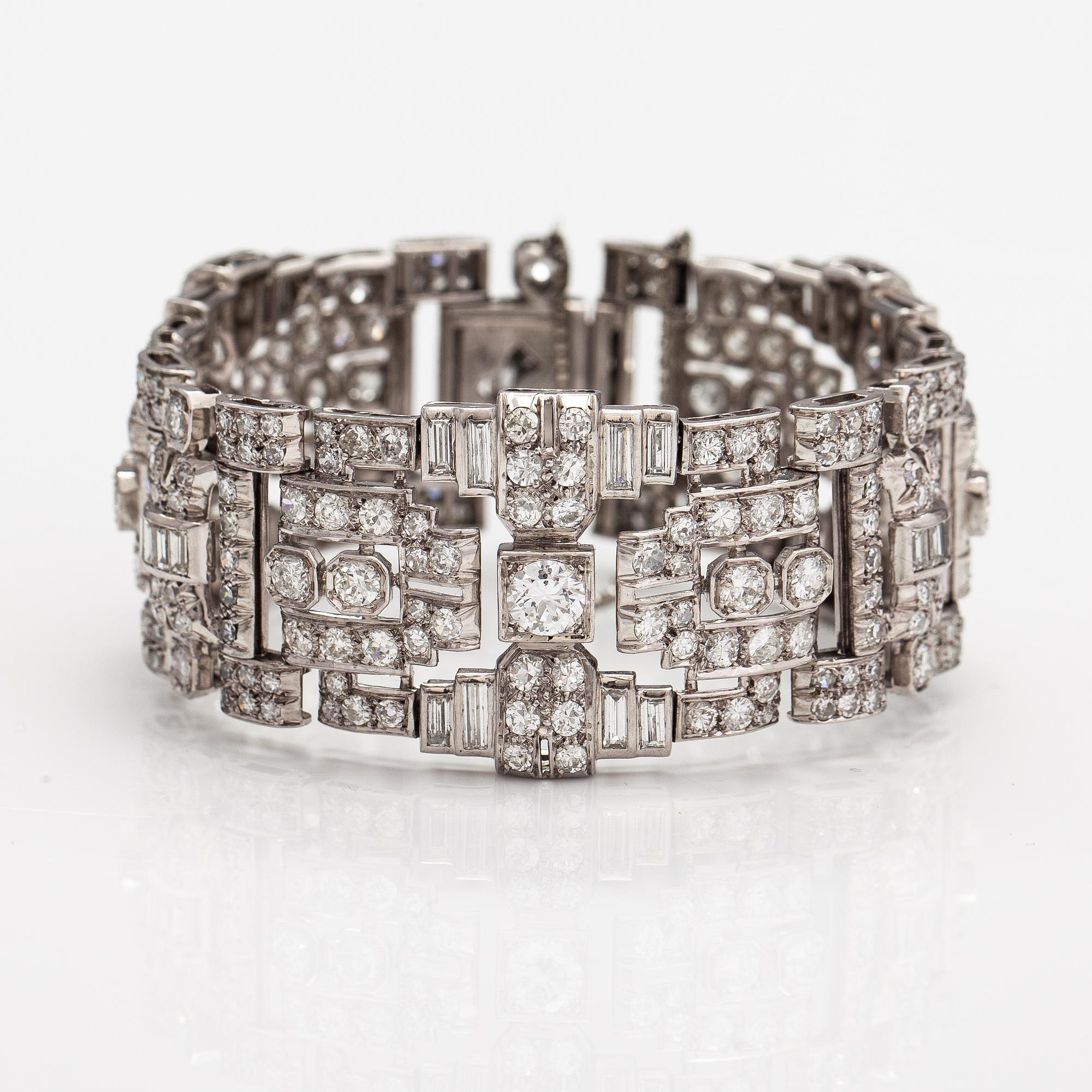 An art deco style platinum bracelet with diamonds ca. 17.85 ct in total.