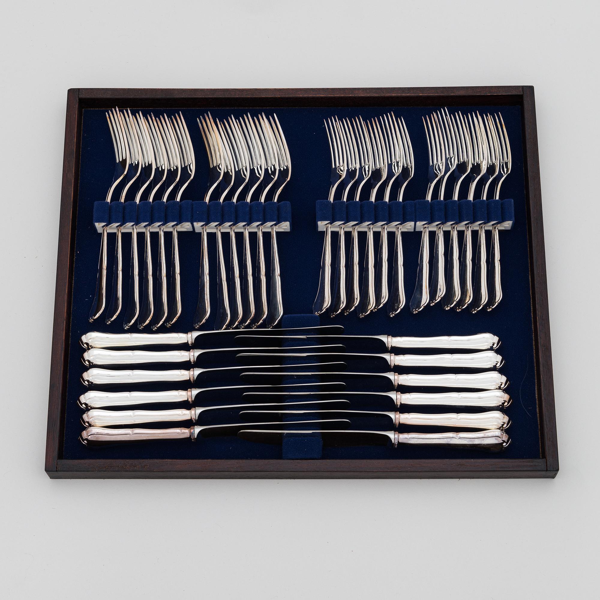 Aterinsarja, 100 osaa, hopeaa, "Chippendale", Auran Kultaseppä, Turku 1982. Aterinlaatikossa.