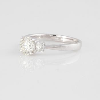RING, med briljantslipad diamant 0.88 ct samt 2 ovalslipade små diamanter.