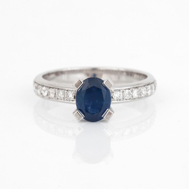 RING, Med safir ca 1.50 ct och diamanter totalt ca 0.24 ct.