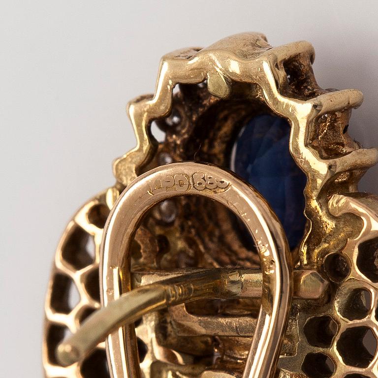 Örhängen, fasettslipade safirer, briljantslipade diamanter, 14K guld.