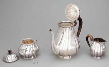 KAFFESERVIS, 3 delar, silver, svenska importstämplar, 1900-talets första hälft. Tot ca 1186 gram.