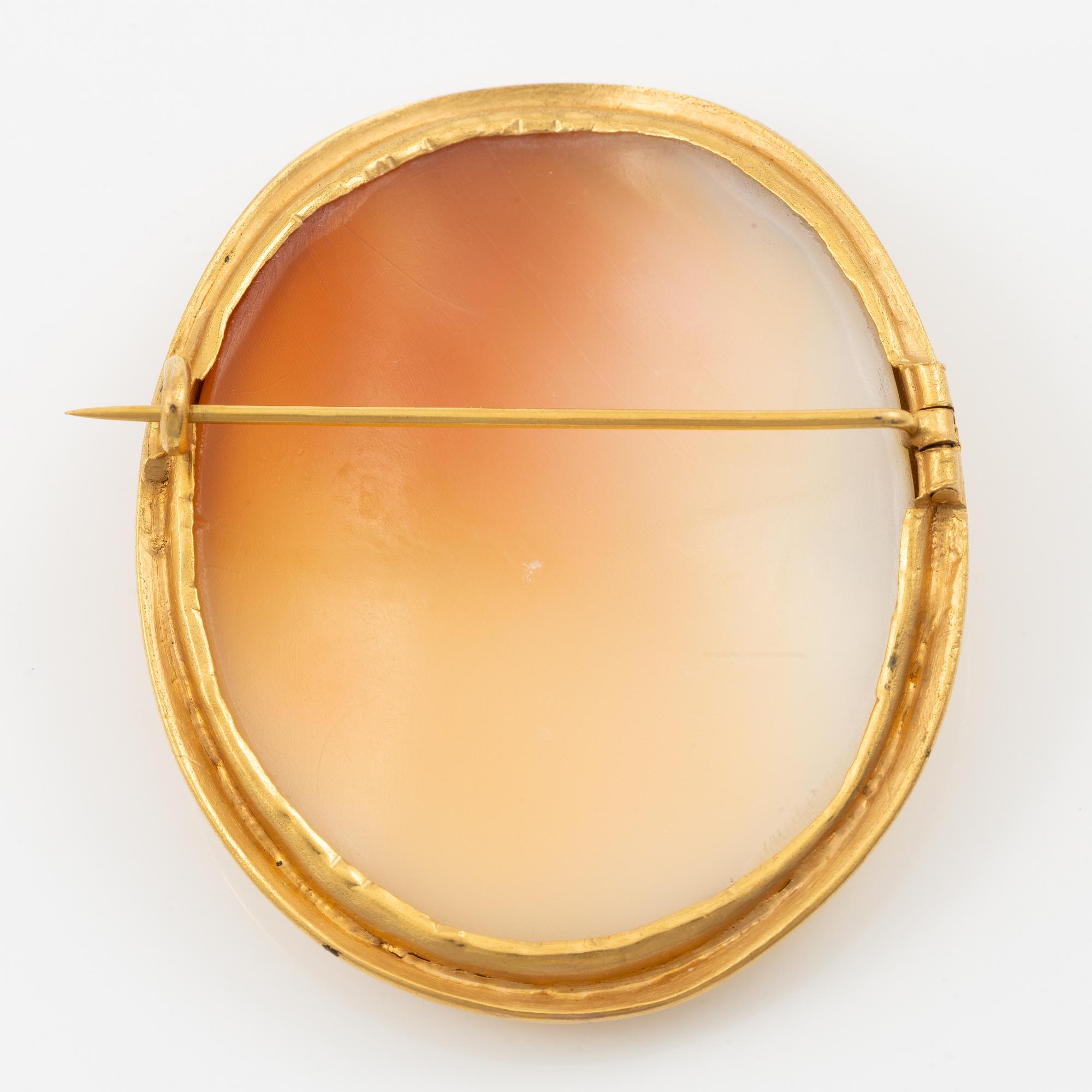 Brosch 14K guld med en snäckskalscamé.