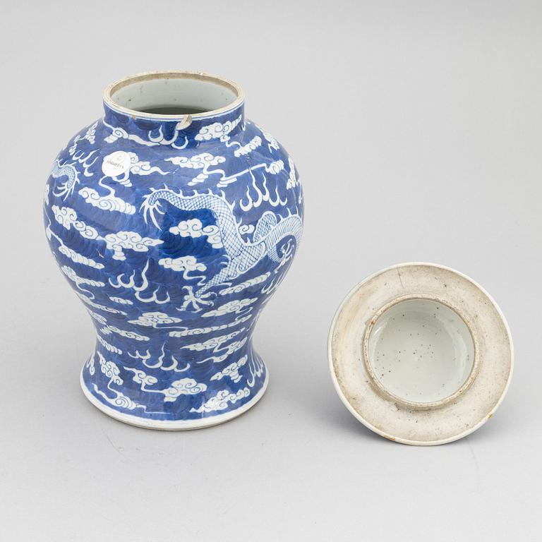 A blue and white jar with cover, Qing dynasty, 19th Century.