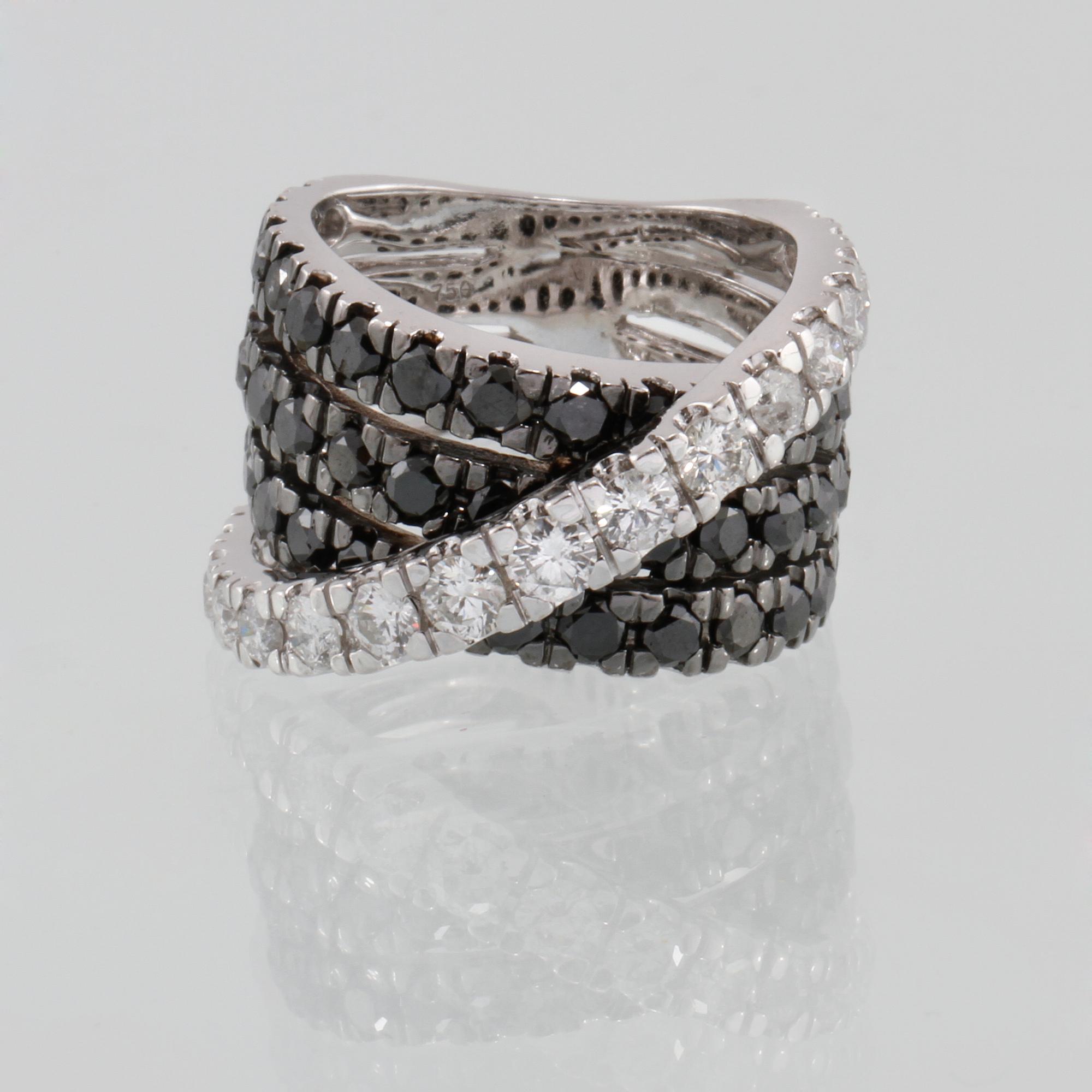 RING, 18K vitguld med briljantslipade svarta och vita diamanter ca 2.00 ct. Vikt 14,0 gram.