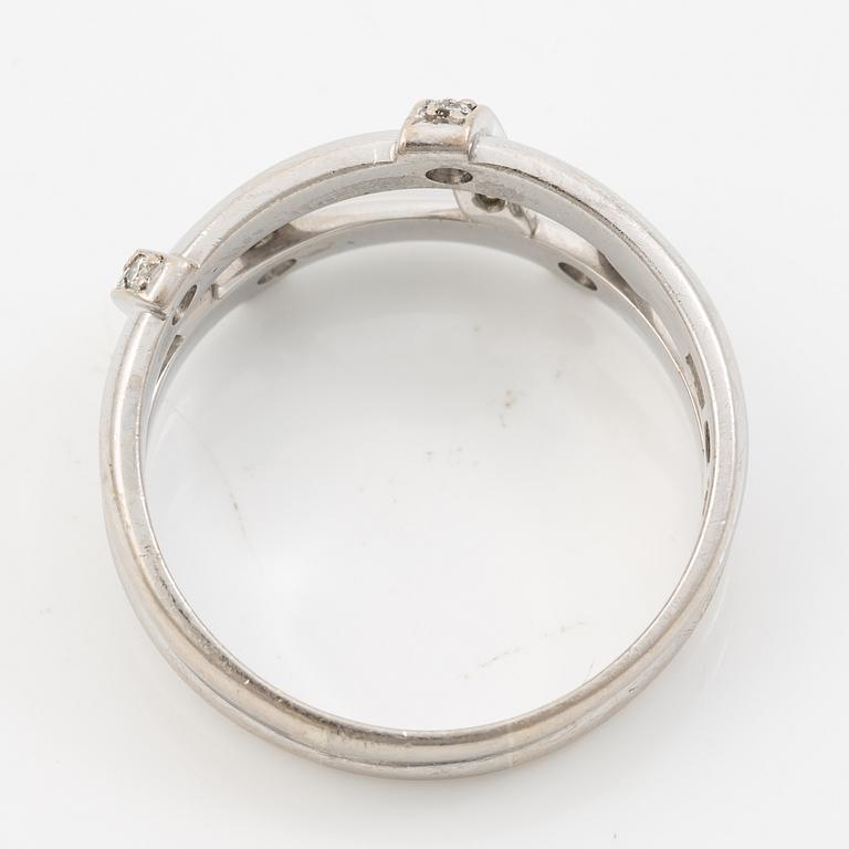 Engelbert a ring 18K white gold with round brilliant-cut diamonds.