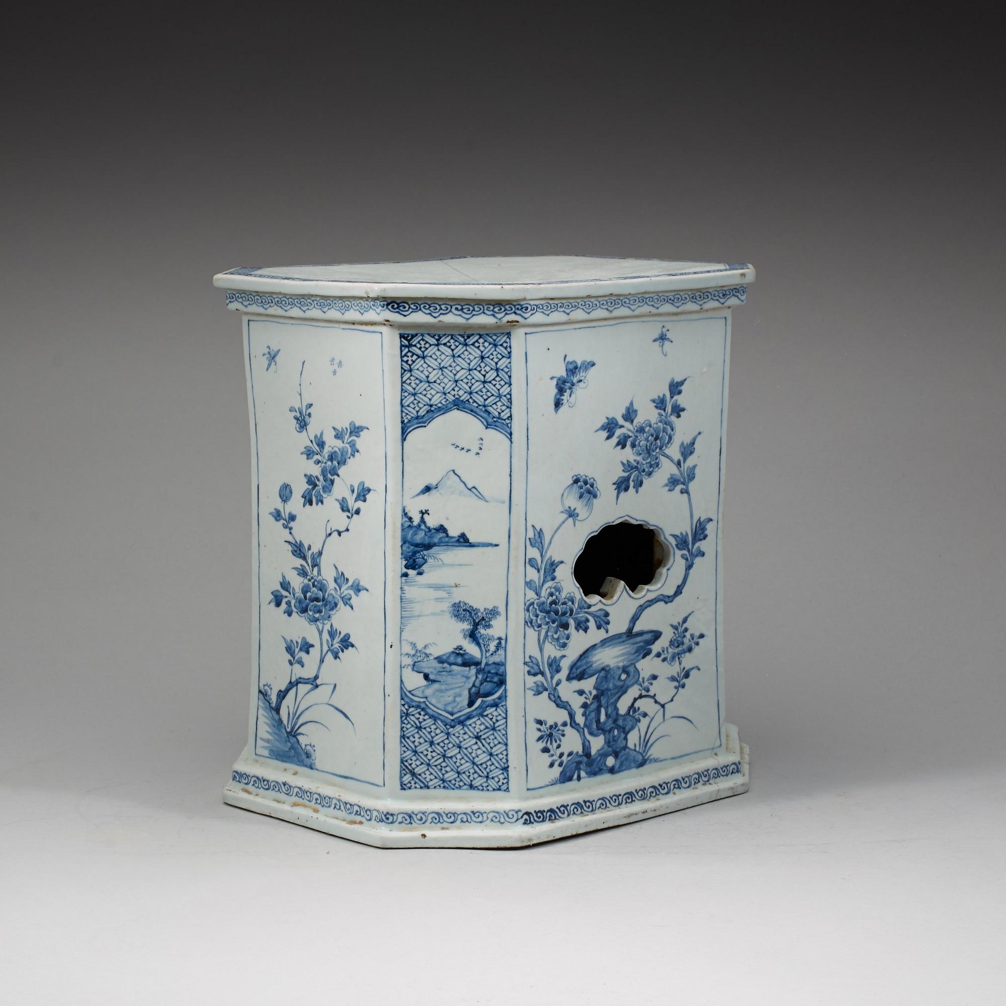 A rare large blue and white plinth/garden seat, Qing dynasty, Kangxi (1662-1722).