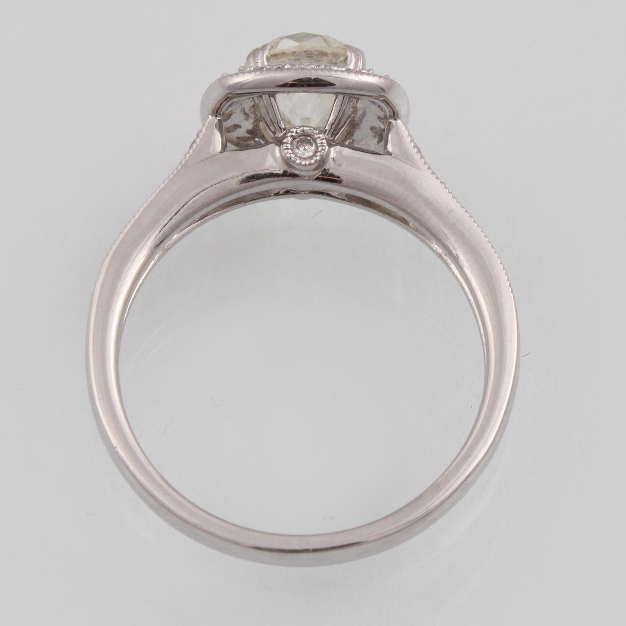 RING, 18K vitguld med äldre briljantslipad diamant ca 1.01 ct samt små briljantslipade diamanter ca 0.26 ct. Vikt 4,2 g.