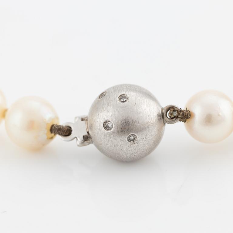 Pearl necklace, cultured pearls with a clasp in 18K white gold set with small diamonds.