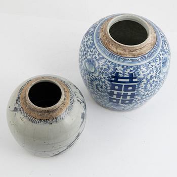 Two blue and white porcelain ginger jars and a warm water dish, China, Qing dynasty, 19th century.