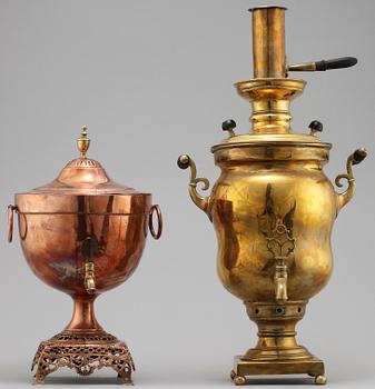 SAMOVARER, 2 st, mässing och koppar, omkring 1900.