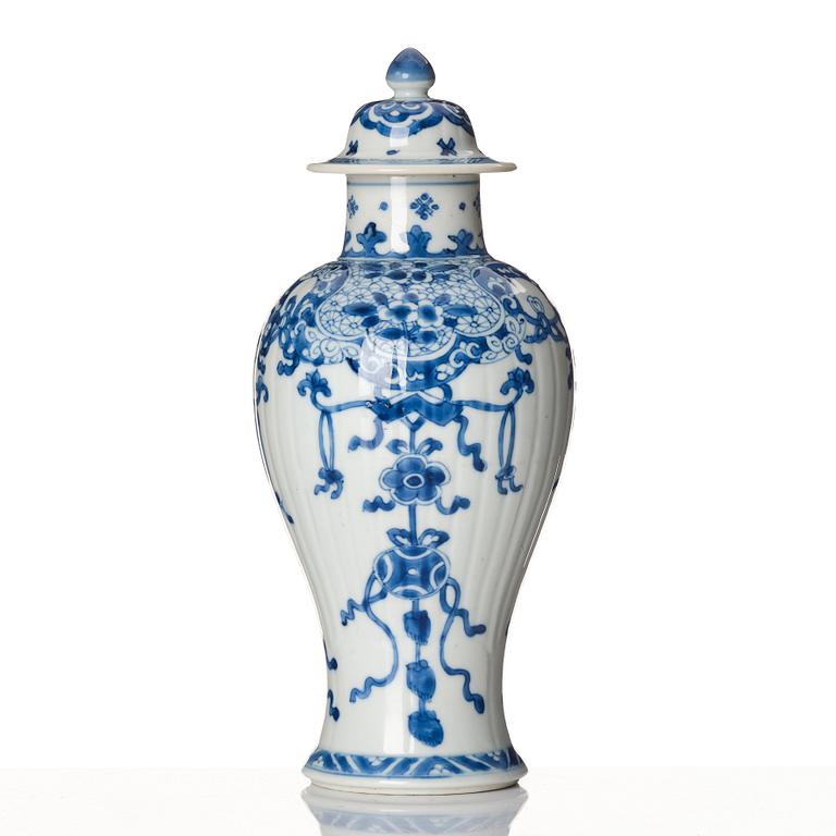 A blue and white vase, Qing dynasty, Kangxi (1662-1722).