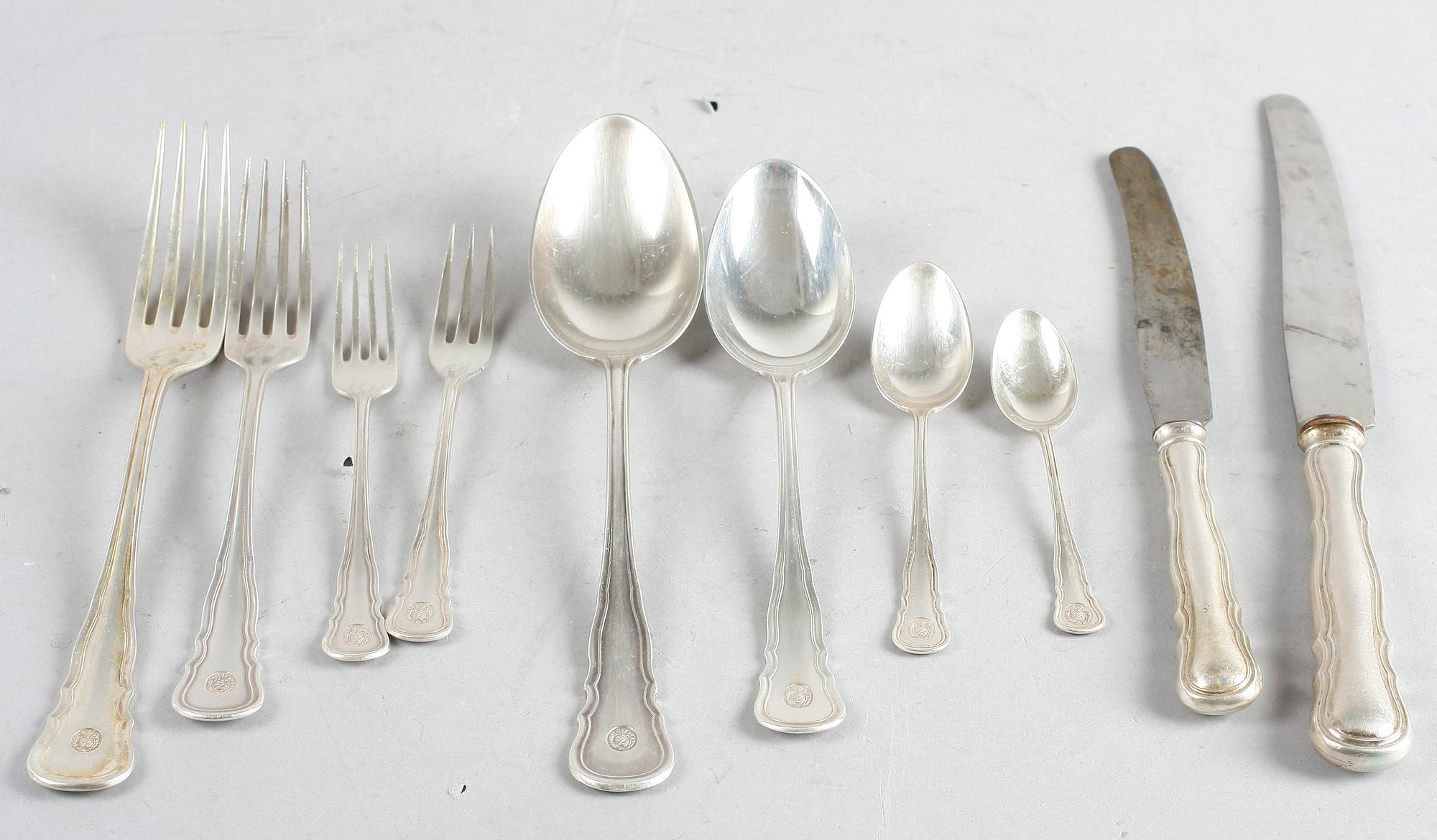 BESTICKSUPPSÄTTNING, silver, 242 delar, i schatull. "Chippendale", CG Hallberg, Stockholm, 1917.