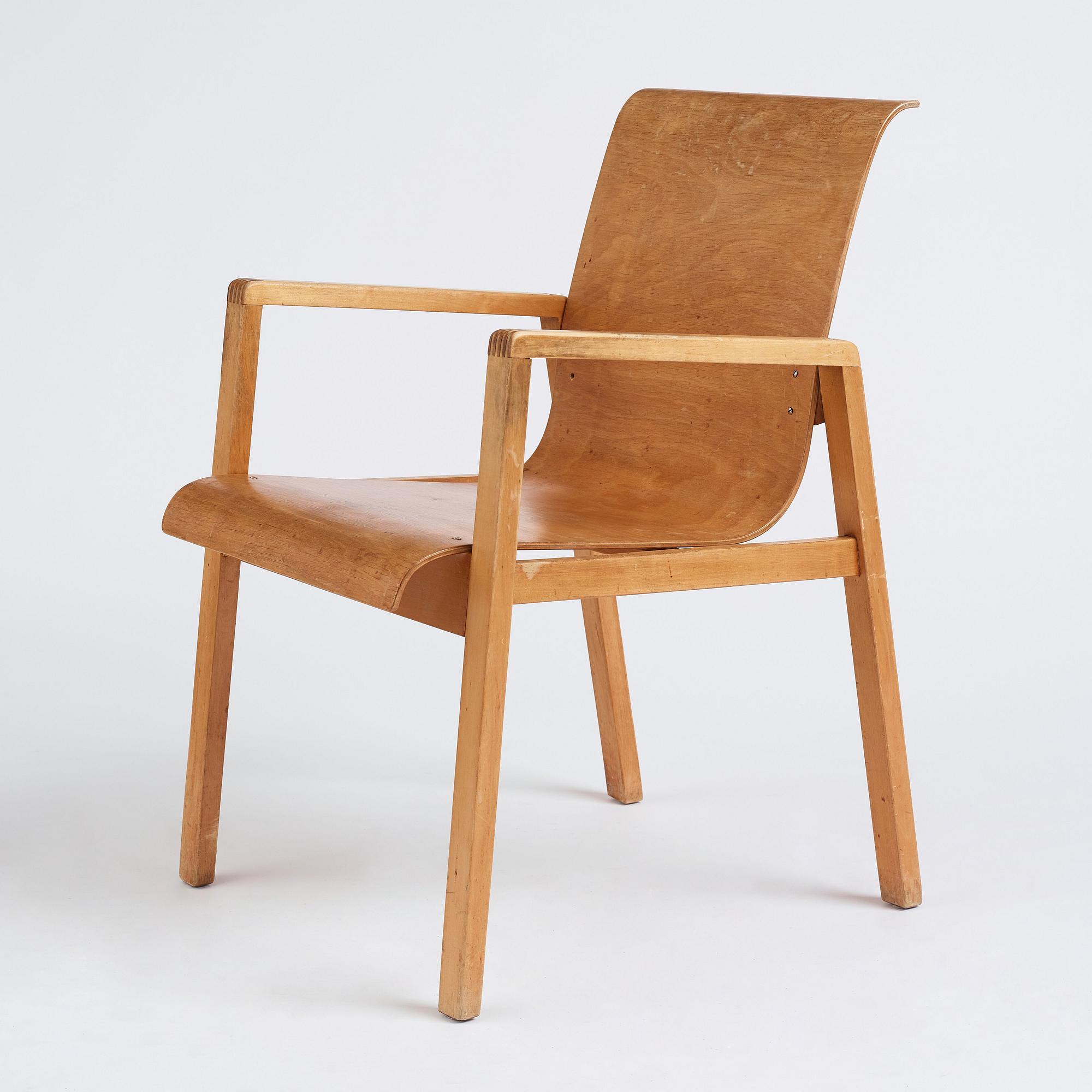 Alvar Aalto, a birch model '403' chair, O.Y. Huonekalu-ja Rakennustyötehdas, Finland mid 20th C. Alva & Gunnar Myrdal Collection.