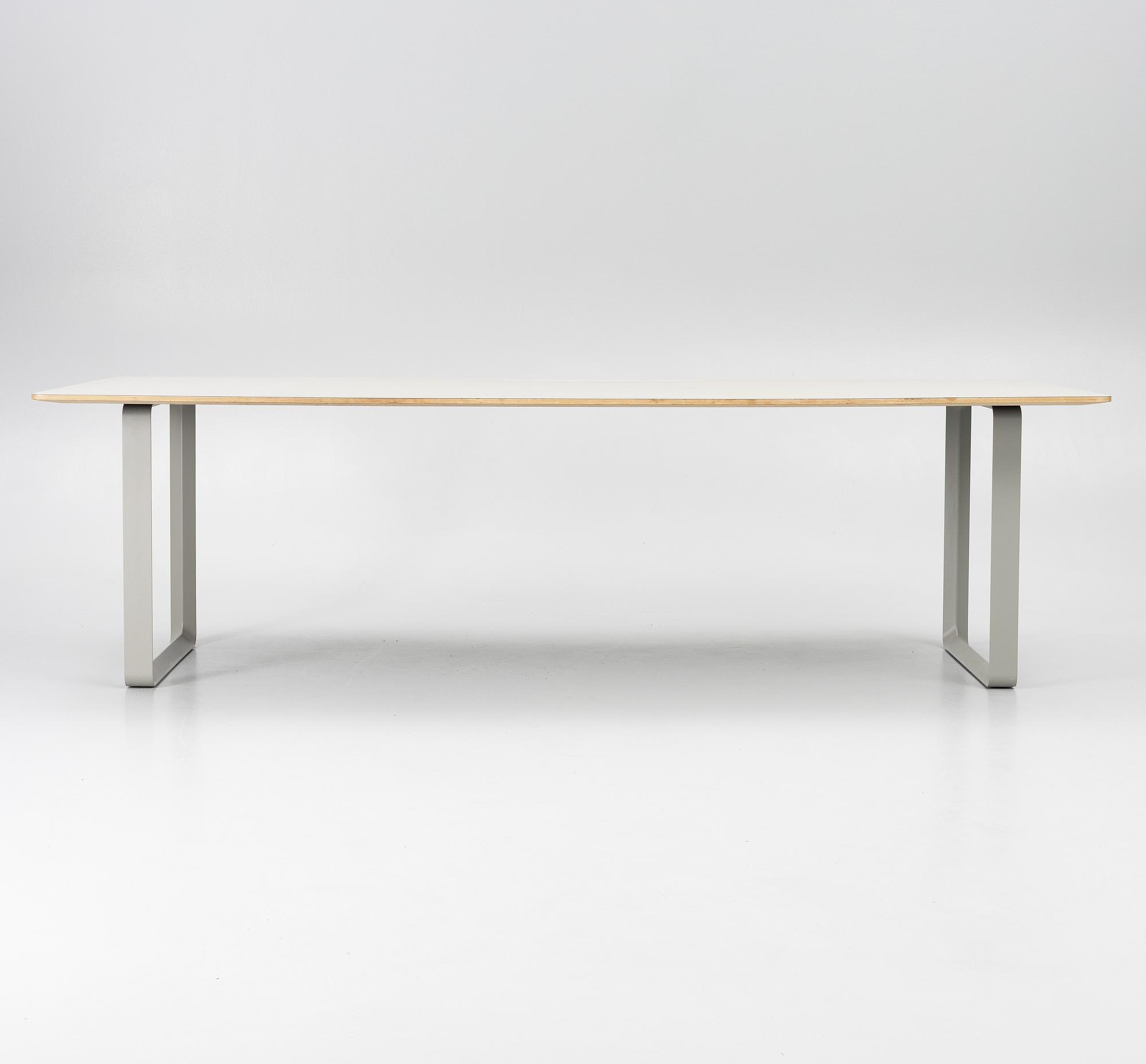 TAF Studio, matbord. 70/70, Muuto.