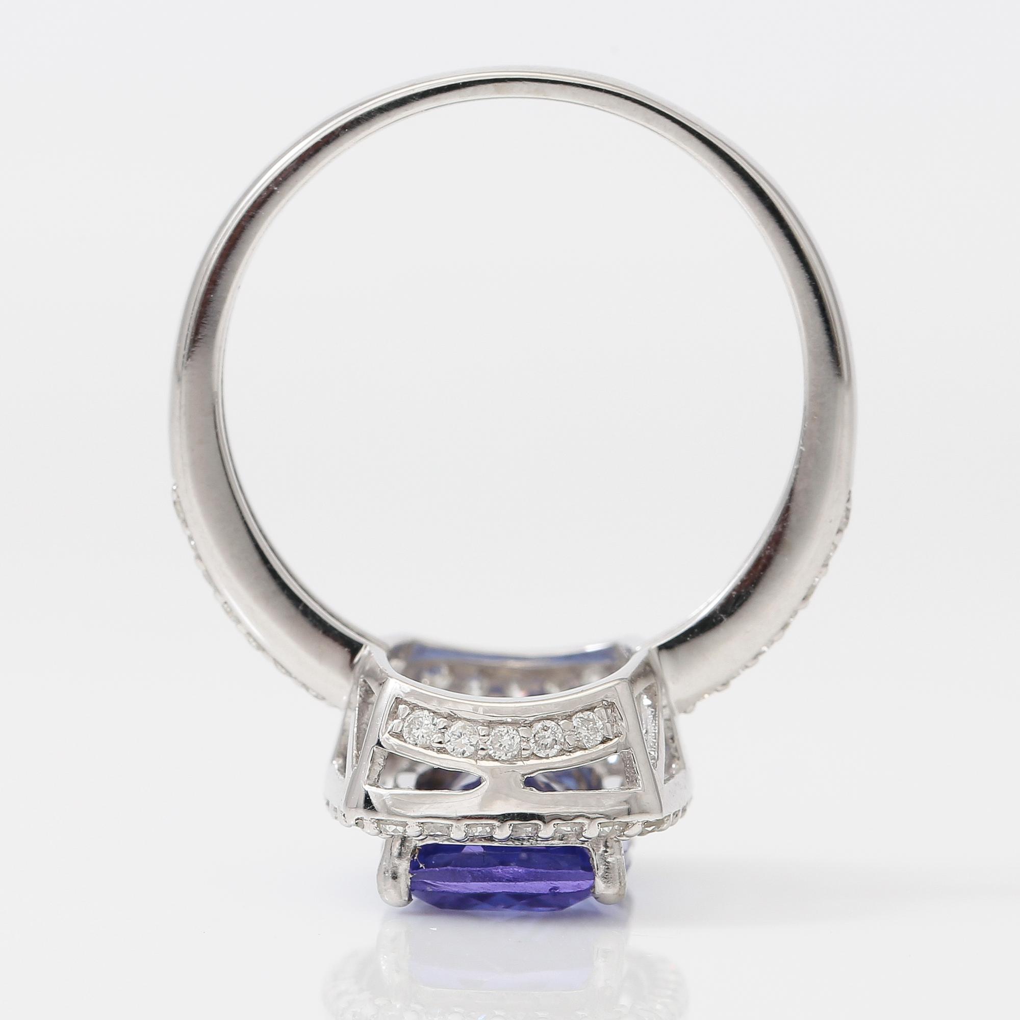 RING, diamanter totalt ca 0,30 ct, blå tanzanit ca 2,60 ct.