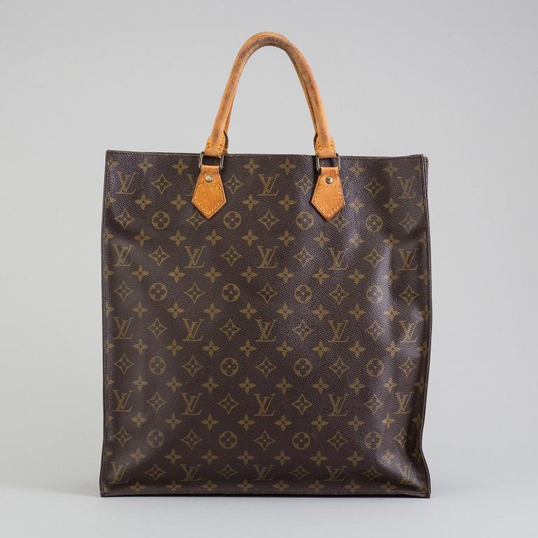 a Louis Vuitton 'Sac Plât' bag.