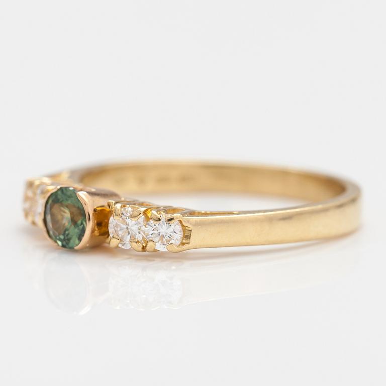 RING, 18K guld, grön safir, diamanter ca 0.24 ct tot. Finska importstämplar, 1987.