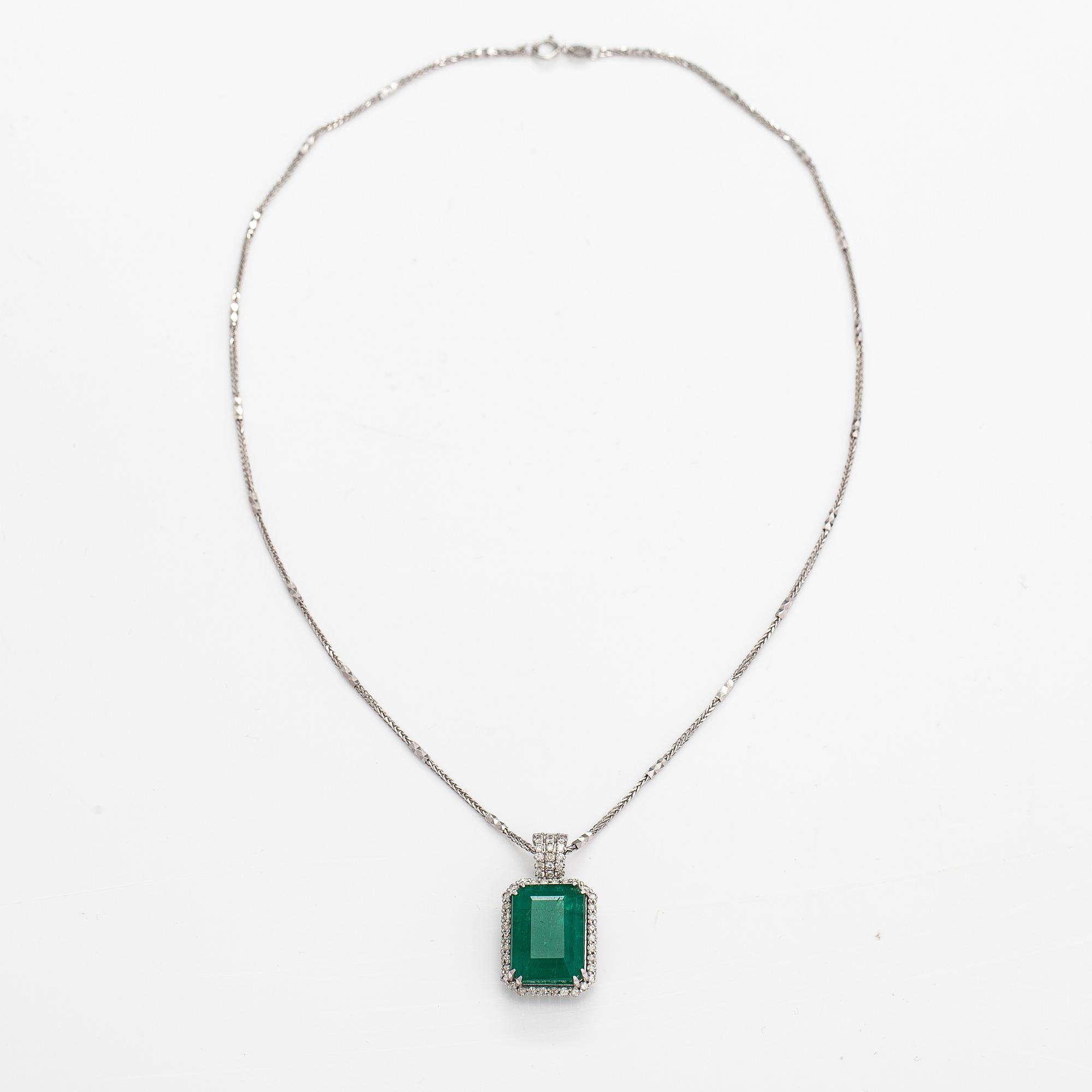 Halsband, 14K vitguld, smaragd ca 14.65 ct och diamanter ca 0.76 ct tot enligt IGI-certfikat.