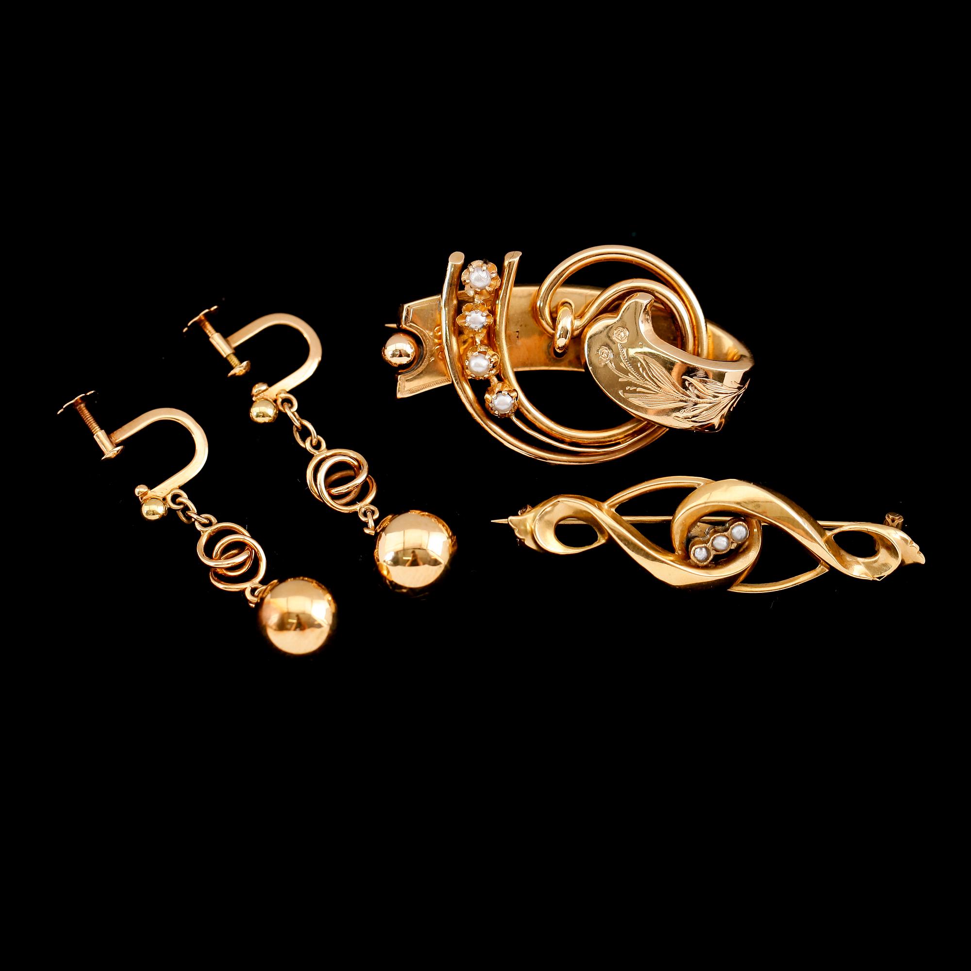BROSCHER, 2 st samt ÖRHÄNGEN, 1 par, 18 k guld, 1900-tal. Vikt ca 12 gram.