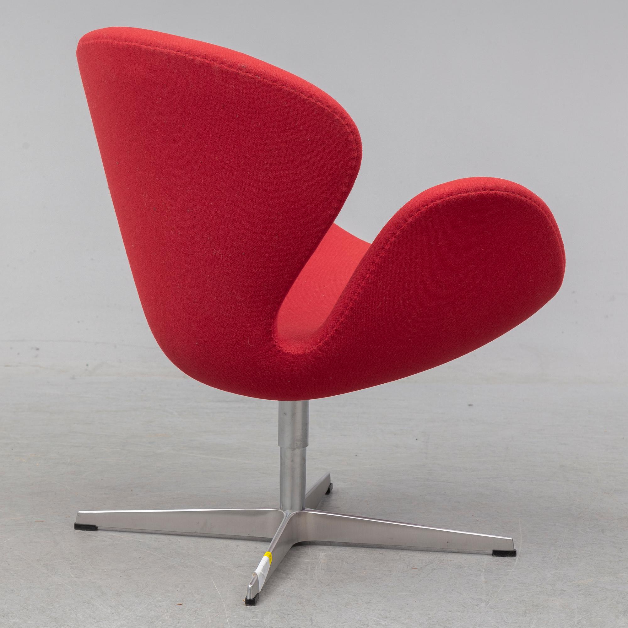 ARNE JACOBSEN, a 'Svanen' easy chair, Fritz Hansen, 2006.
