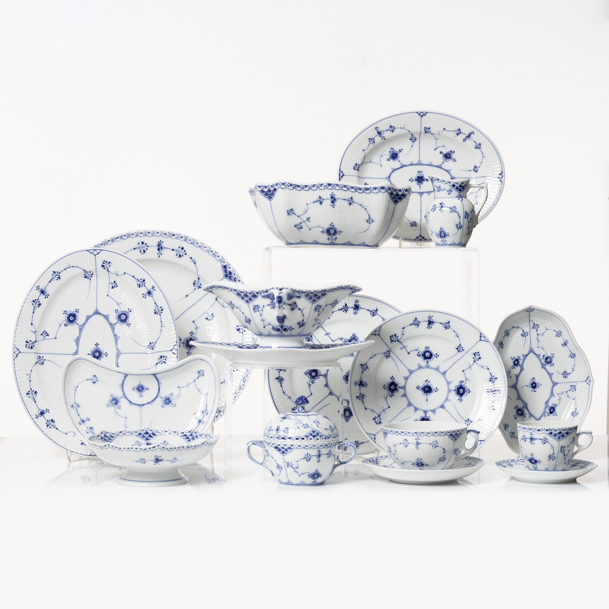 Royal Copenhagen, mat-, kaffe- och teservis, 88 delar, "Musselmalet", Danmark, 1800-1900-tal.