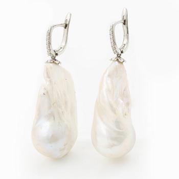 A pair of earrings in 18K gold with cultured baroque freshwater pearls and round brilliant-cut diamonds.