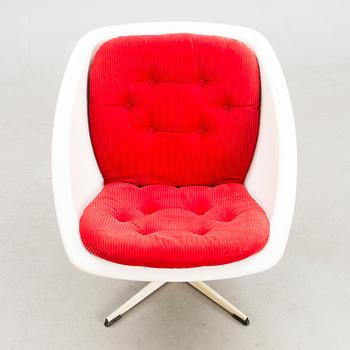 A 1970s rotating lounge chair.