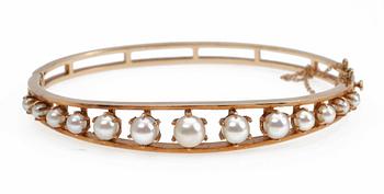 ARMRING, guld 14k samt pärlor. Tot vikt ca 19 gram.