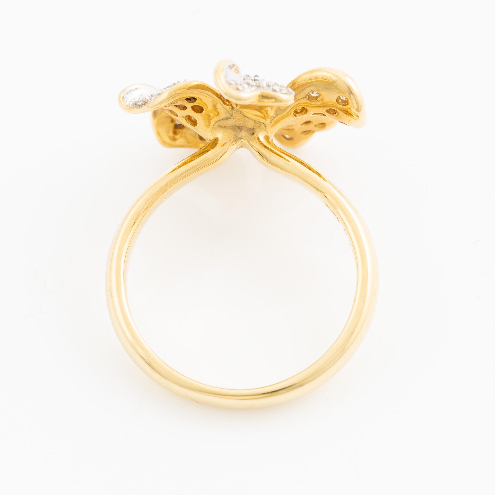 Ring i form av en blomma 18K guld med runda briljantslipade diamanter.