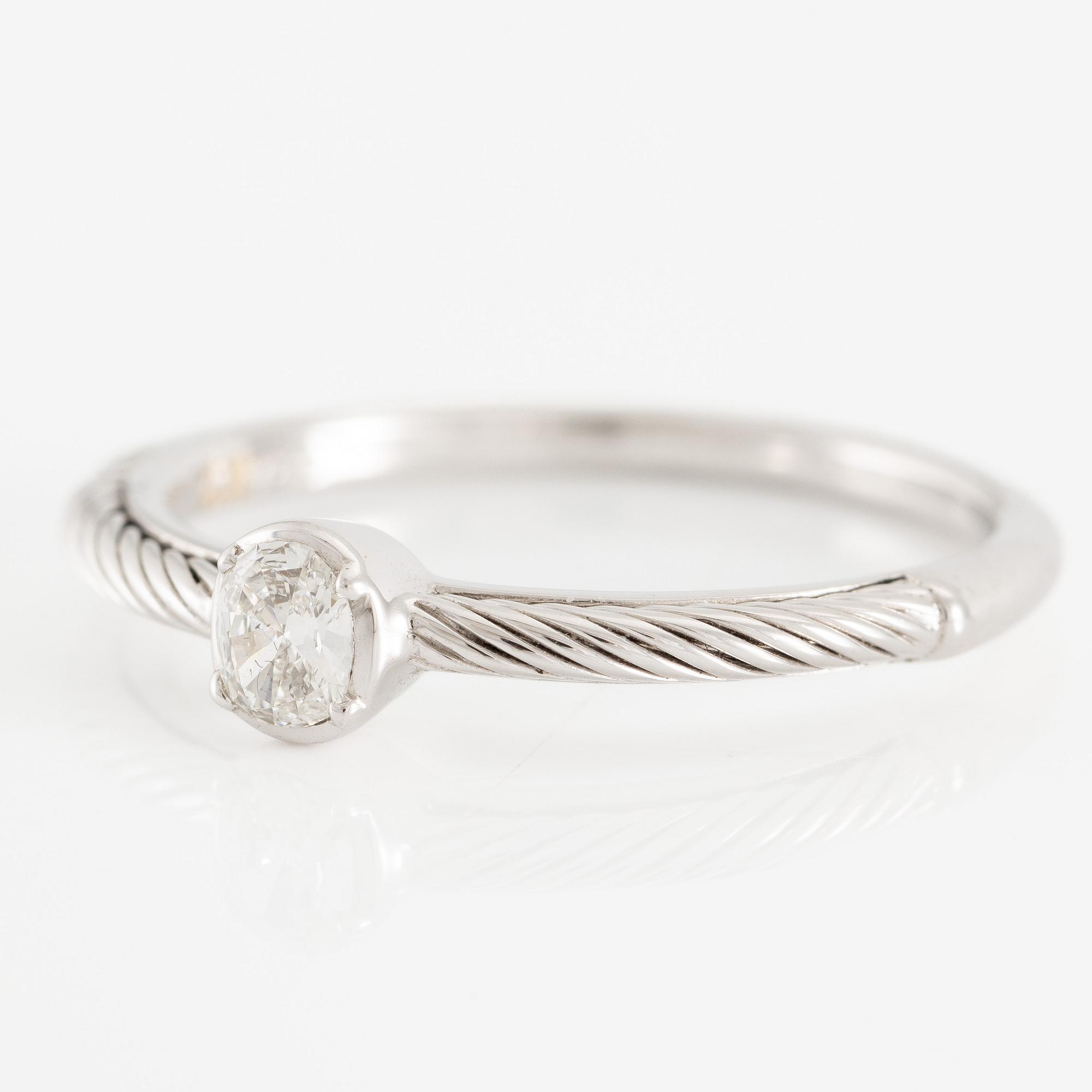 Ring 18K white gold with an oval-cut diamond.