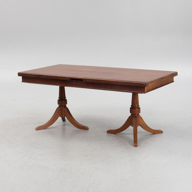 A mahogany dining table, 20th Century.