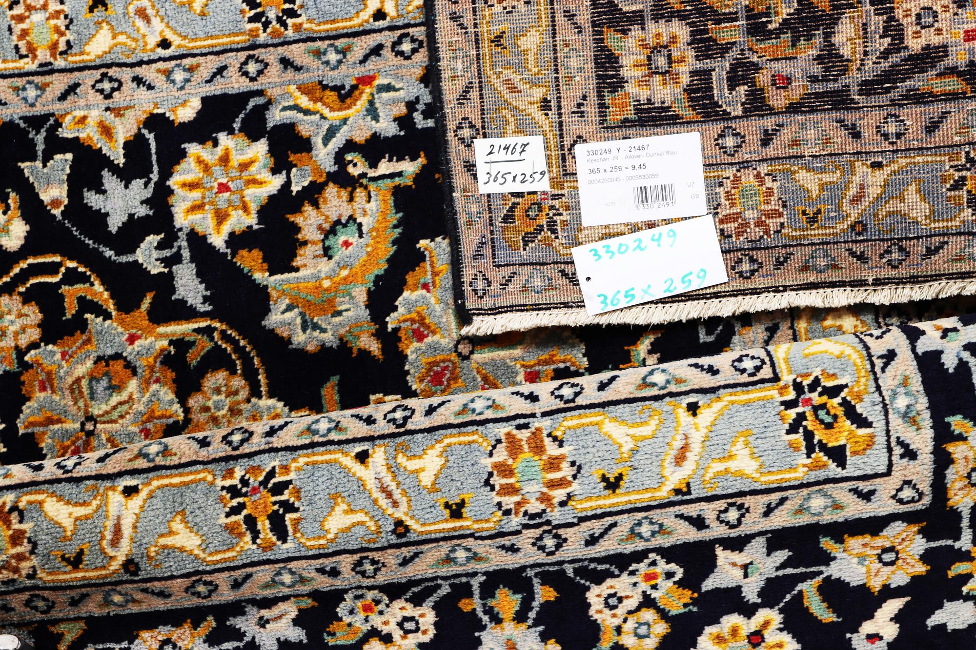 A Kashan carpet, c. 365 x 259 cm.