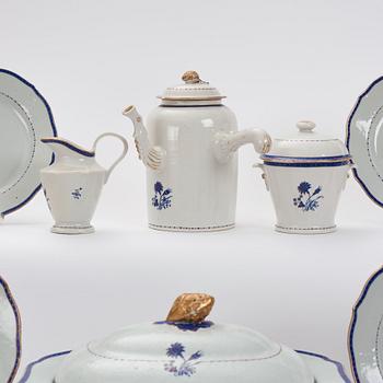 A Chinese Export dinner service, Qing dynasty, Jiaqing (1796-1820). (27 pieces).