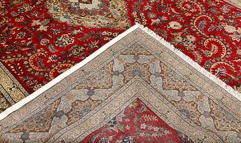 A Keshan carpet, approx. 415 x 300 cm.