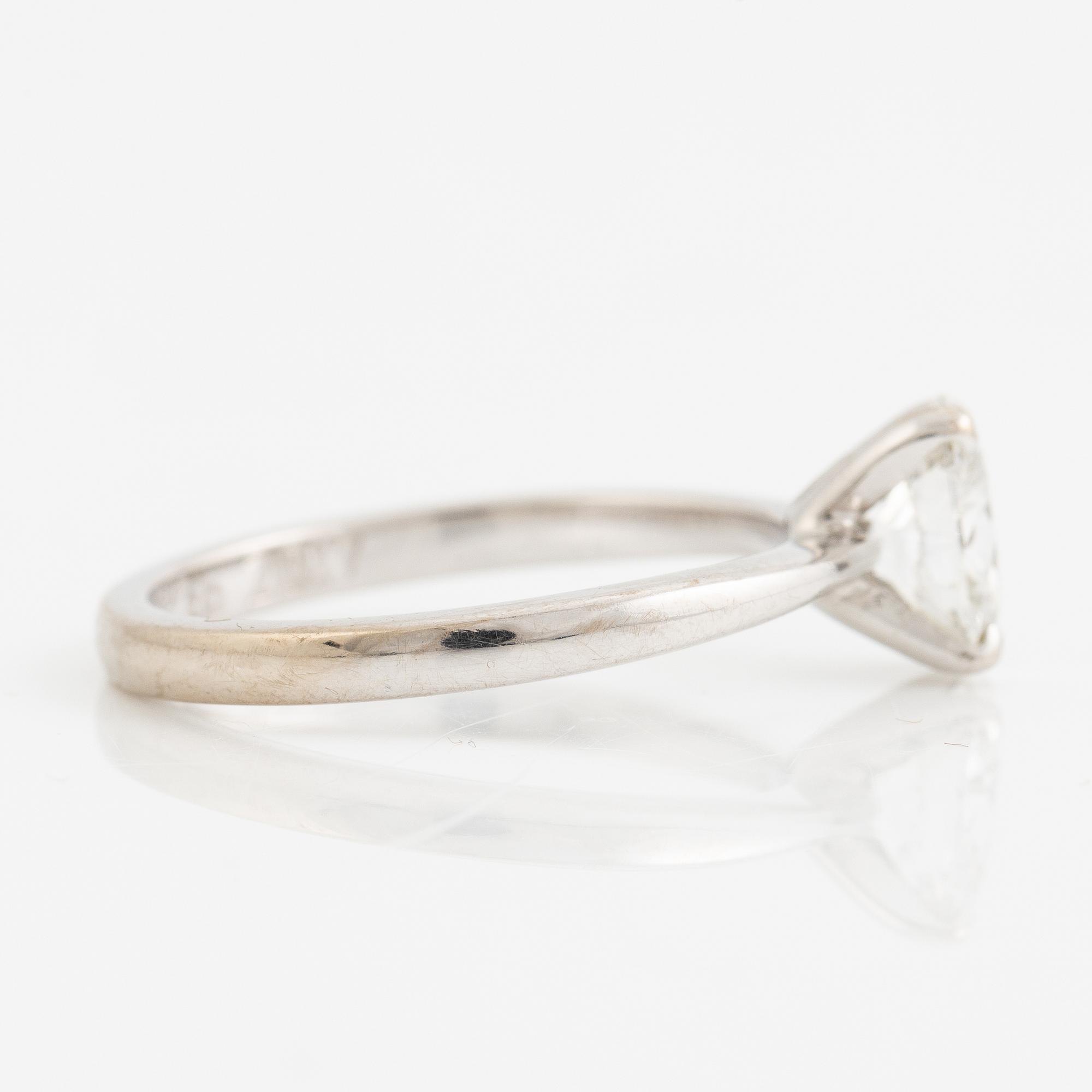 Ring 18K white gold set with an oval brilliant-cut diamond, VANBRUUN.