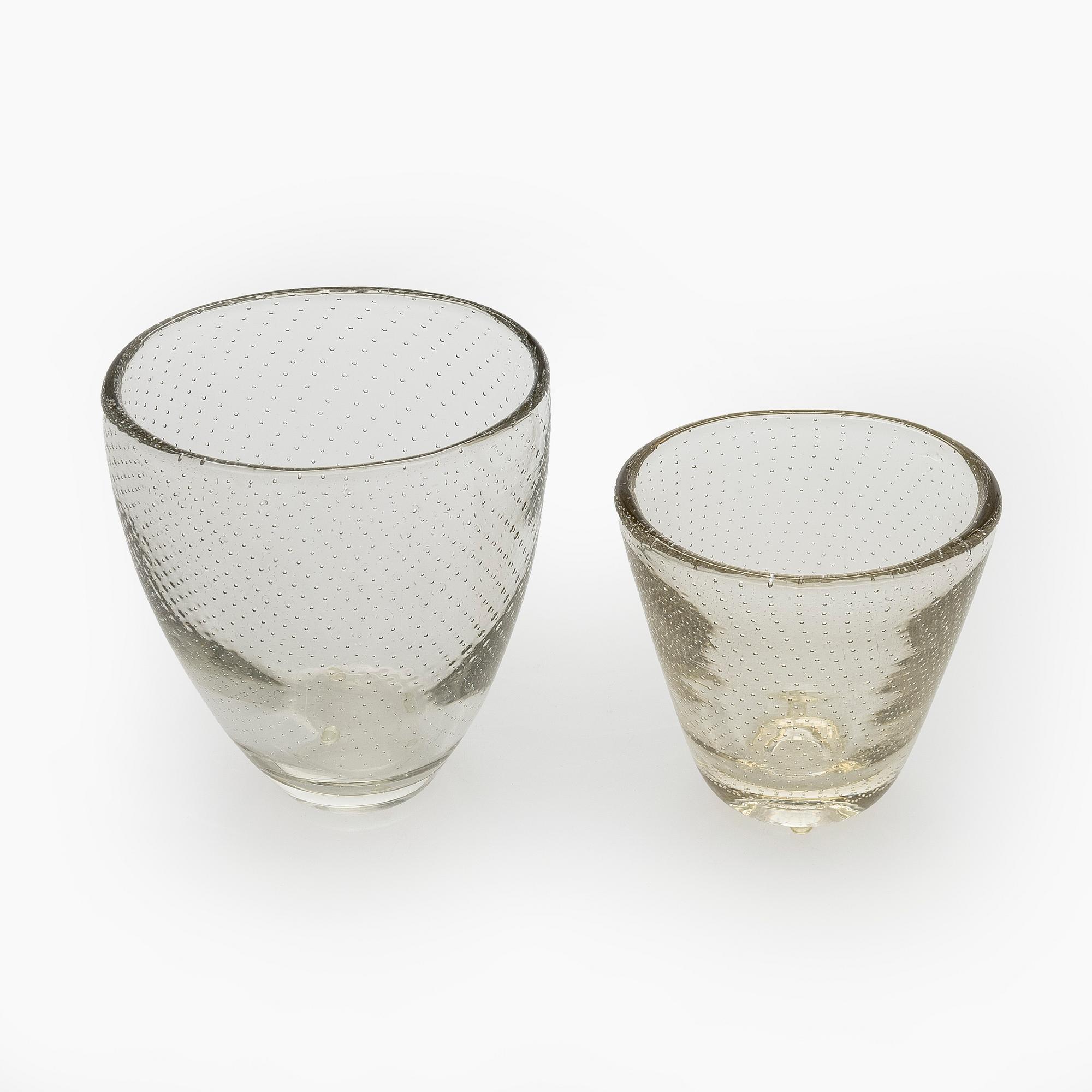 Gunnel Nyman, vaser, 2 st, modell "GN 3" och "GN 16". Signerade G. Nyman Notsjö 1947 och G. Nyman Nuutajärvi Notsjö.