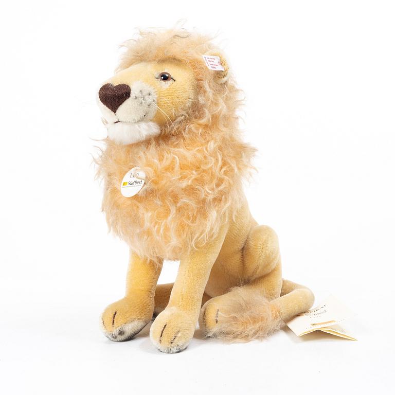 Steiff, 3 toy animals, two lions and a 2000 Weihnachtsbär.