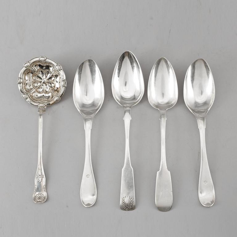 Parti silver, 5 delar, bär stämplar från bla St Petersburg, 1800-tal. Tot vikt ca 250 g.