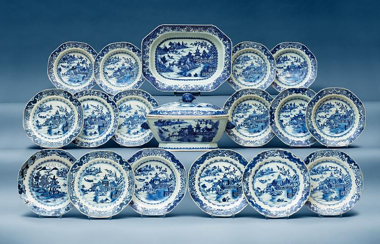 SERVISDELAR, 18 stycken, kompaniporslin.  Qing dynastin, Qianlong (1736-95).