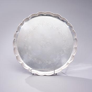 BRICKA, silver, bär finska kontrollstämplar, Oskar Lindroos, Helsingfors 1929. Vikt ca 1260 g.