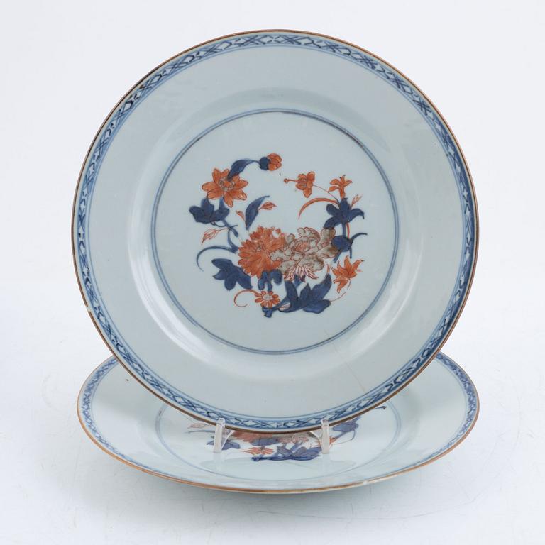 Twenty similar Imari porcelain plates, China, Qing dynasty, 18th century.