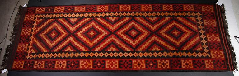 MATTA, semiantik kelim. Kelly, ca. 406x137.