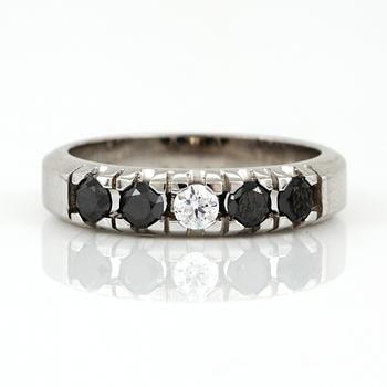 RING, 14K vitguld med svarta briljantslipade diamanter tot ca 0,58 ct och briljantslipad diamant 0,12 ct. Vikt 4,60 g.